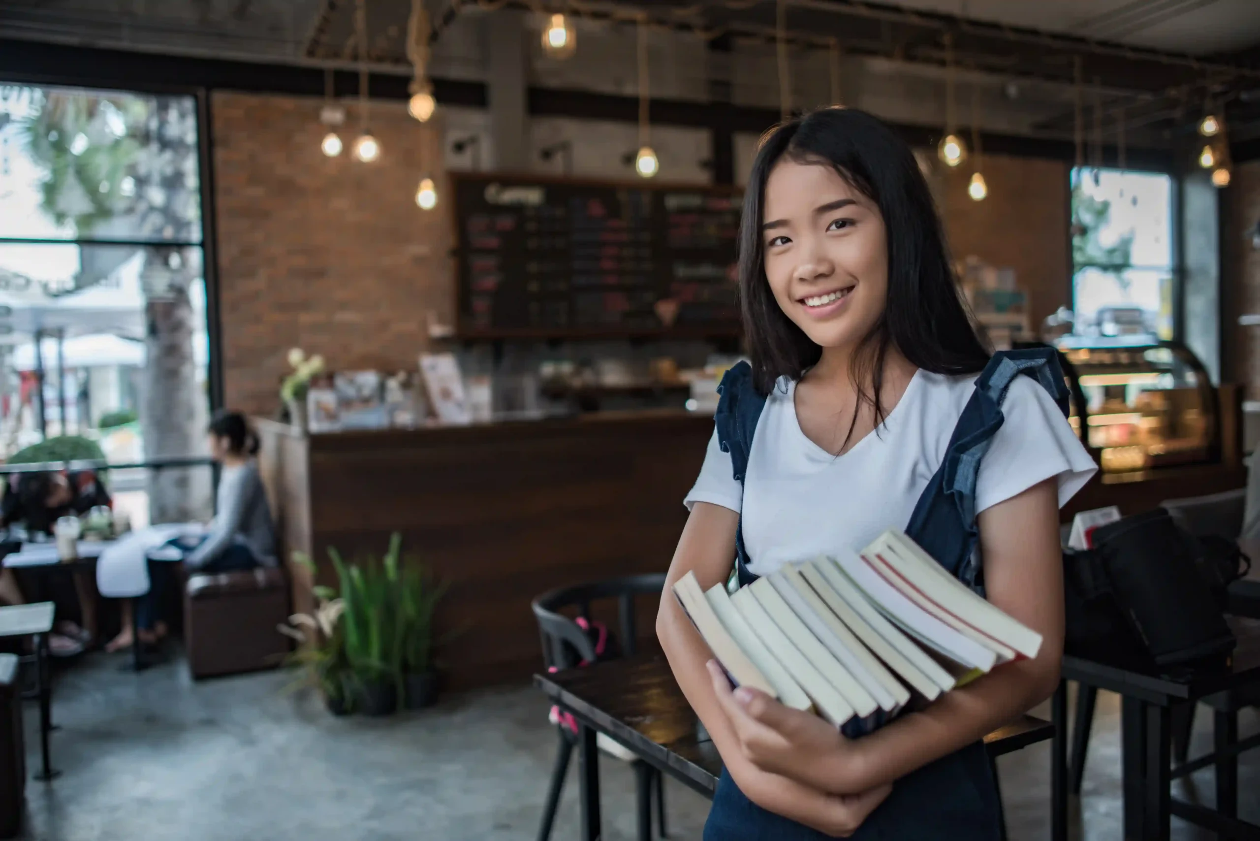kobi education-beasiswa timur tengah-gambar seseorang sedang tersenyum karna mereka akan kuliah ke luar negeri di dalam ruang tertentu