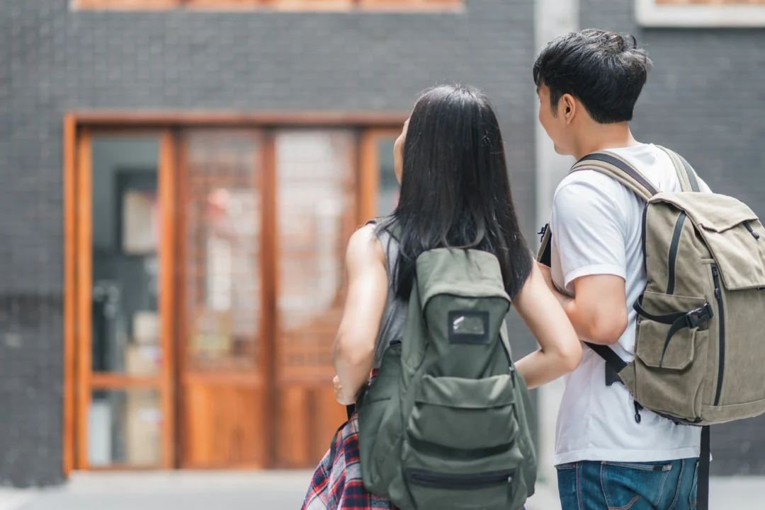 kobi education-beasiswa s1 fully funded di asia-gambar dua kerabat sedang menuju ke tempat sekolah bersama