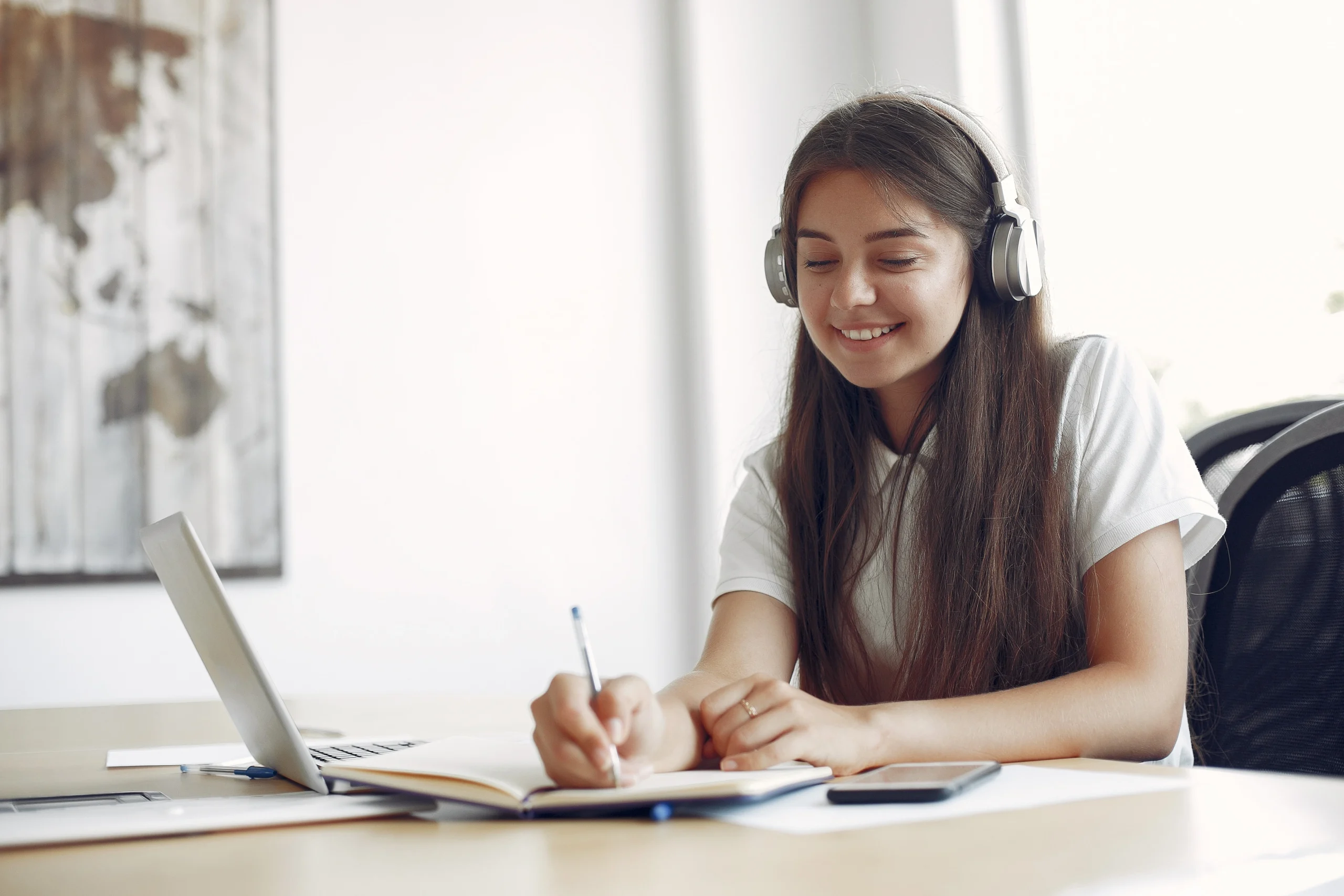 kobie education-cara mengejar ketertinggalan persiapan kuliah luar negeri di kelas 11-gambar siswa sedang belajar dengan gembira ketika menggunakan headphones di ruangnya sendiri