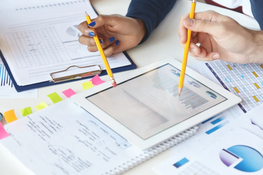 kobi education-checklist siswa kelas 11 buat yang serius ingin kuliah s1 ke luar negeri-gambar karyawan sedang merencanakan strategi pemasaran via data yang mereka dapatkan