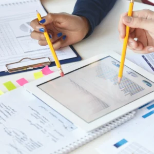 kobi education-checklist siswa kelas 11 buat yang serius ingin kuliah s1 ke luar negeri-gambar karyawan sedang merencanakan strategi pemasaran via data yang mereka dapatkan