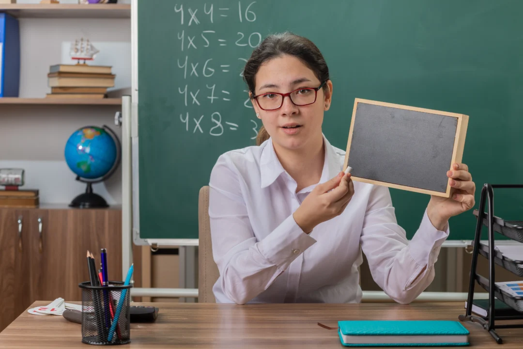 kobi education-kesalahan umum saat belajar sat pertama kali-gambar guru perempuan sedang menunjukkan papan tulis hitam yang kecil
