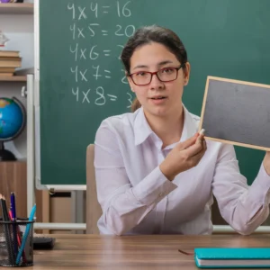 kobi education-kesalahan umum saat belajar sat pertama kali-gambar guru perempuan sedang menunjukkan papan tulis hitam yang kecil
