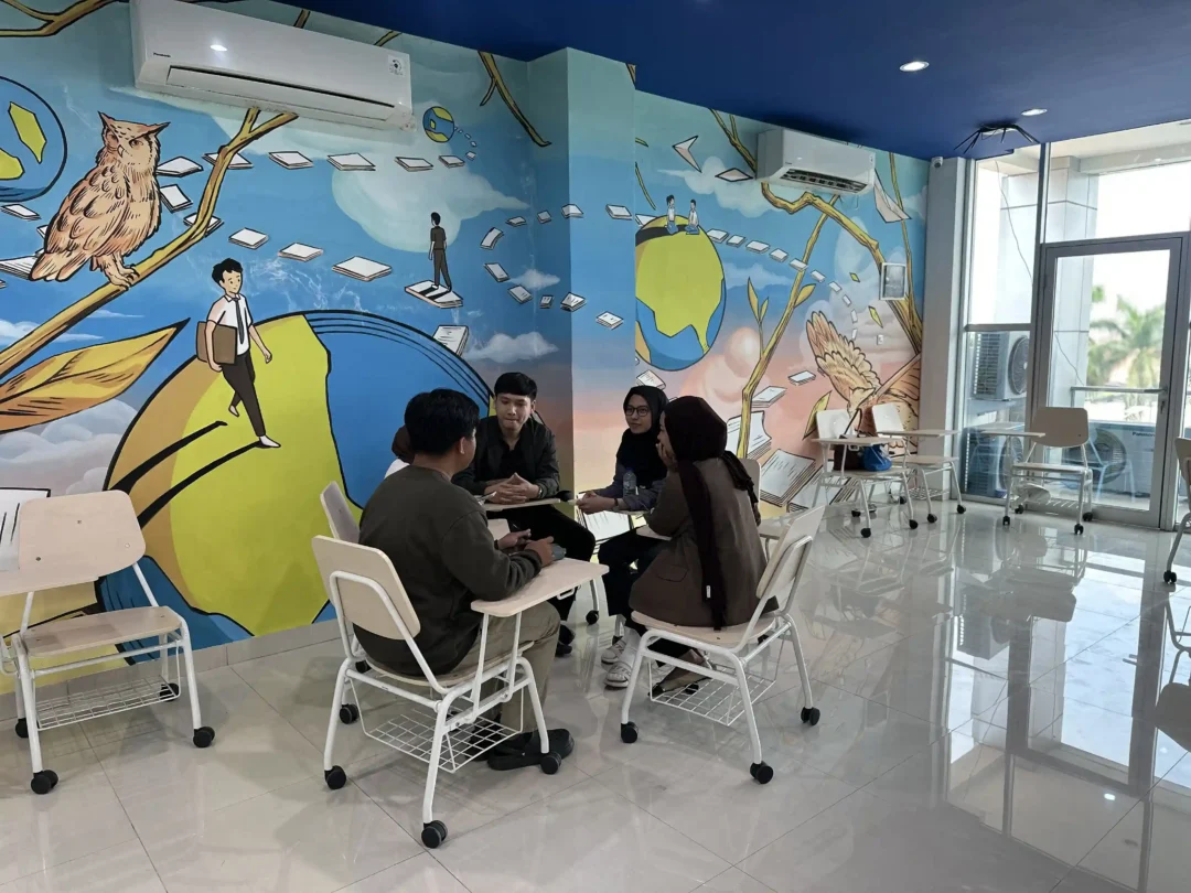 kobi education-english club activity-gambar students sedang berdiskusi mengenai suatu topik tertentu