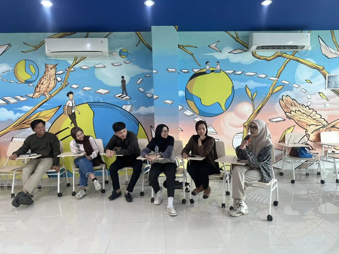 kobi education-english club activity-gambar students sedang duduk dan berbicara secara bersama