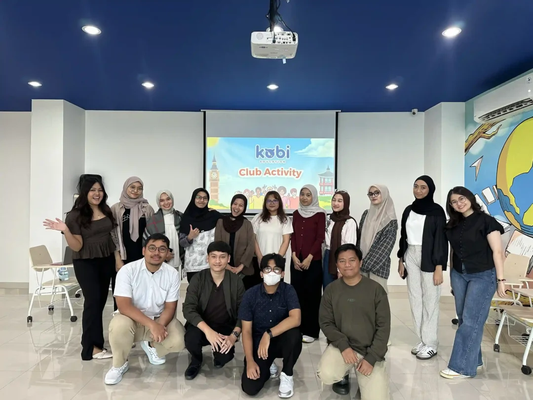kobi education-english club activity-gambar foto bersama para students untuk acara club activity offline