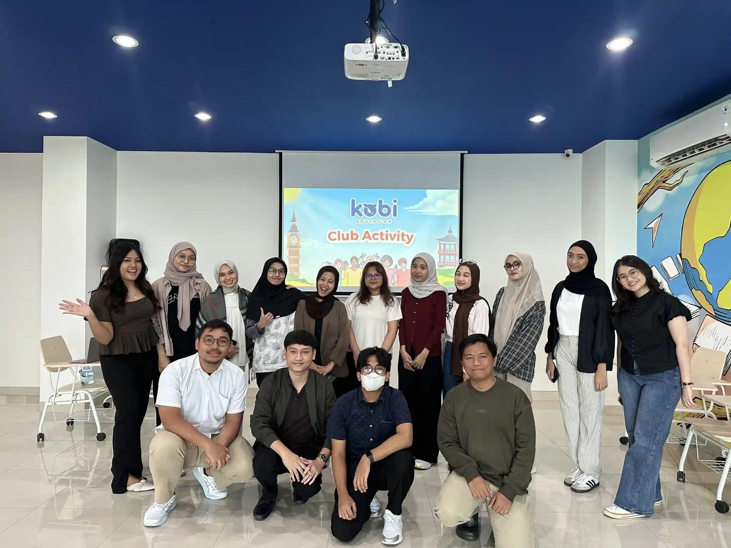 kobi education-english club activity-gambar foto bersama para students untuk acara club activity offline