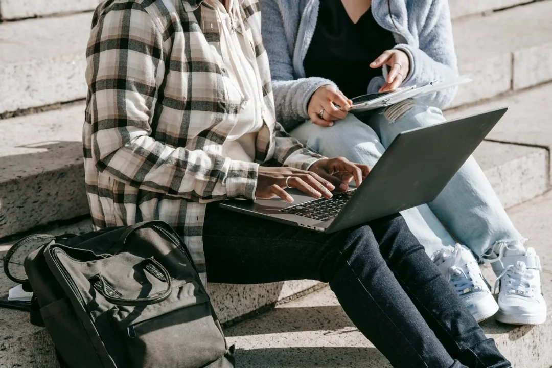 kobi education-contoh kalimat pembuka ielts essay-gambar dua mahasiswa sedang melakukan latihan dalam membuat essay via laptop