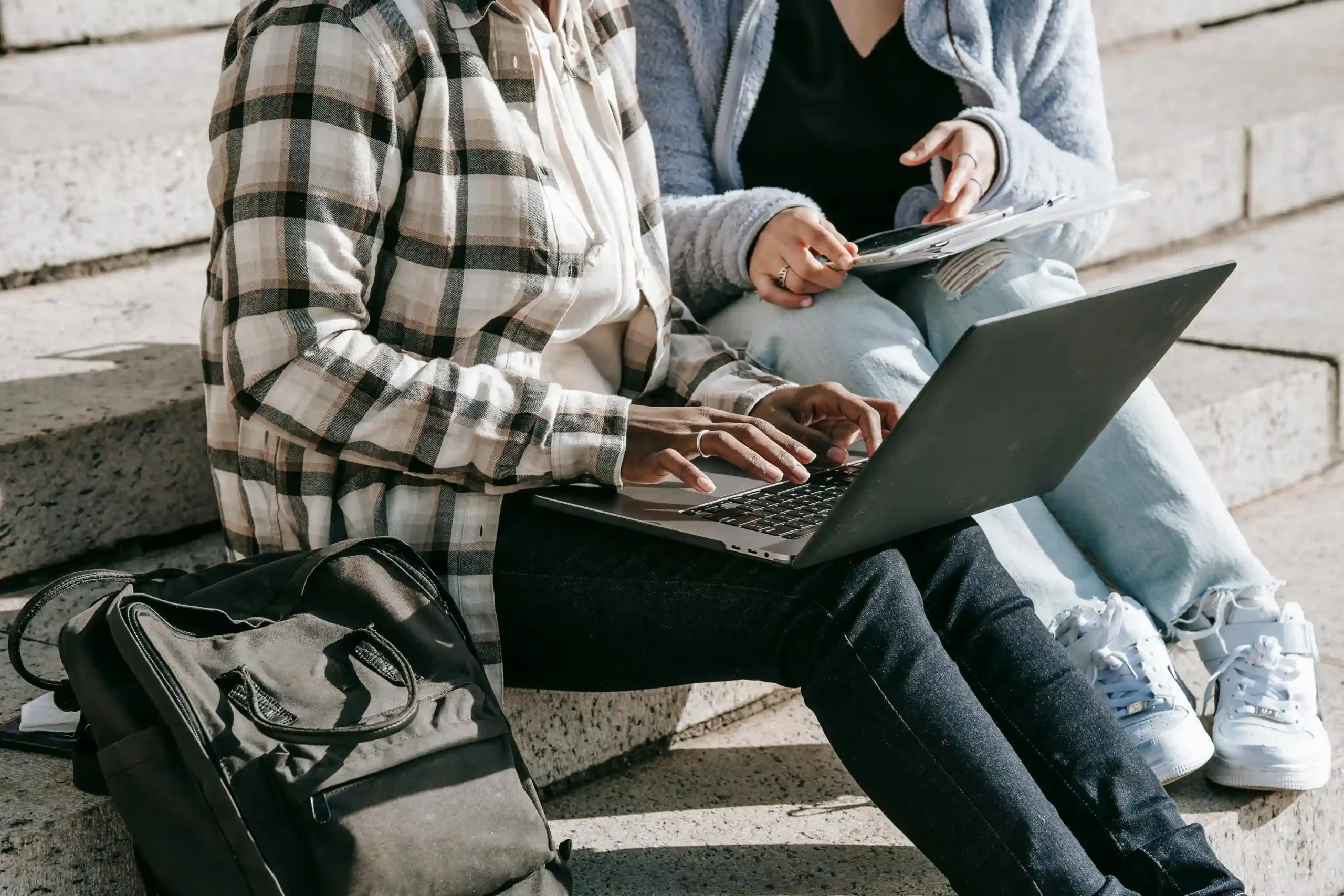 kobi education-contoh kalimat pembuka ielts essay-gambar dua mahasiswa sedang melakukan latihan dalam membuat essay via laptop