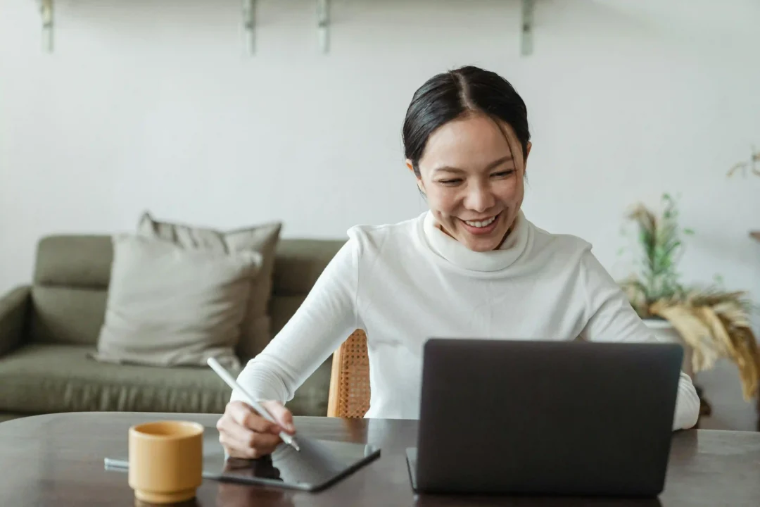 kobi education-rekomendasi film buat ielts speaking-gambar wanita sedang tersenyum ketika melakukan mentoring dengan siswanya via online