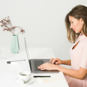 kobi education-rekomendasi film buat ielts speaking-gambar wanita sedang kerja secara efisien di ruang kantor rumahnya dengan dinding dan meja berwarna putih