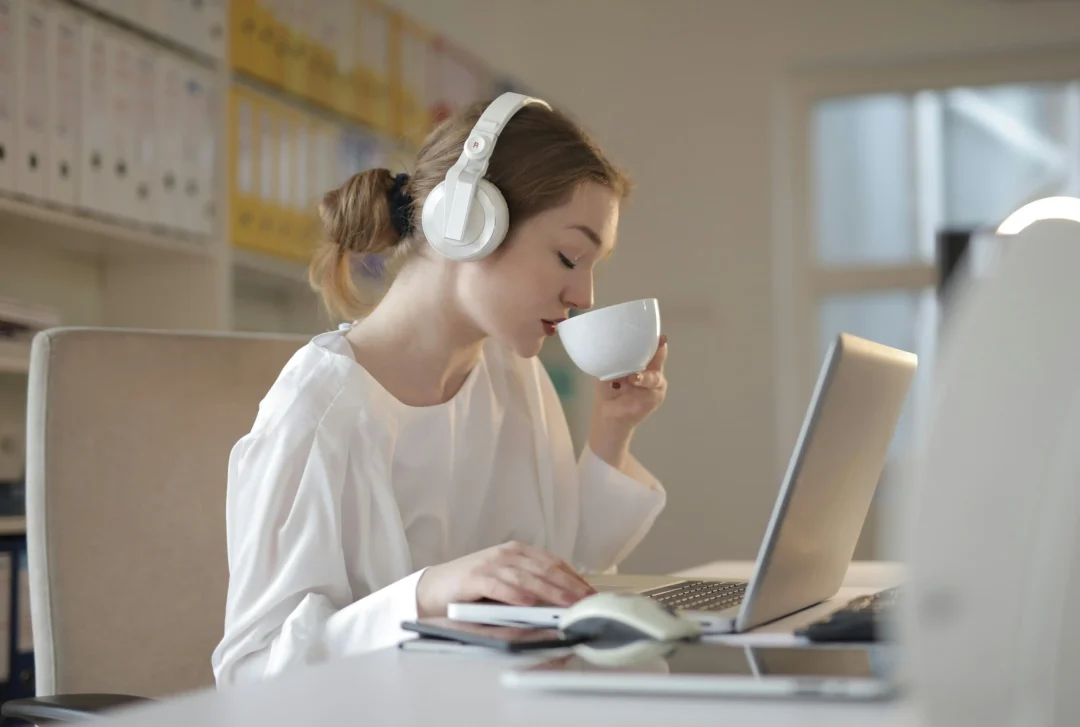 kobi education-daftar sat-gambar wanita yang sedang minum teh dan belajar online secara bersamaan