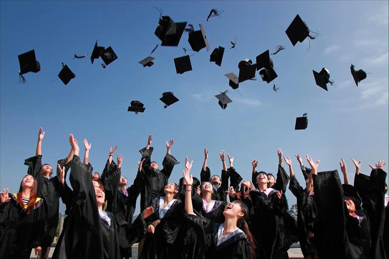 kobi education-alternatif beasiswa fulbright-gambar berbagai wisudawan dari negara amerika sedang melemparkan topi toga mereka
