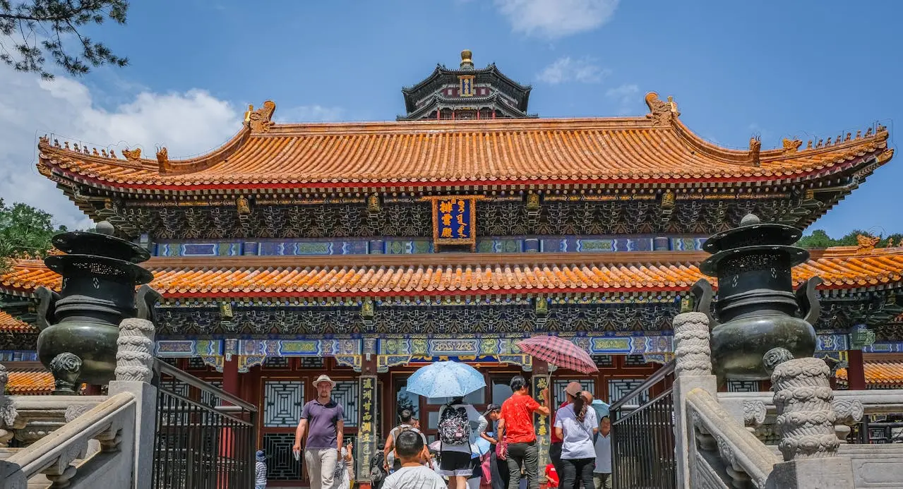kobi education-beasiswa awal tahun china-gambar salah satu infrastruktur bangunan tradisional di cina ketika sedang ramai