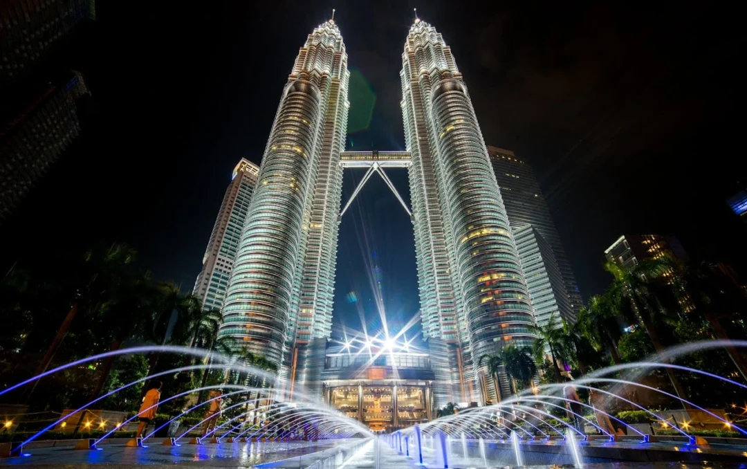 kobi education-beasiswa akhir tahun malaysia-gambar salah satu bangunan terbaik di malaysia pada tengah malam hari