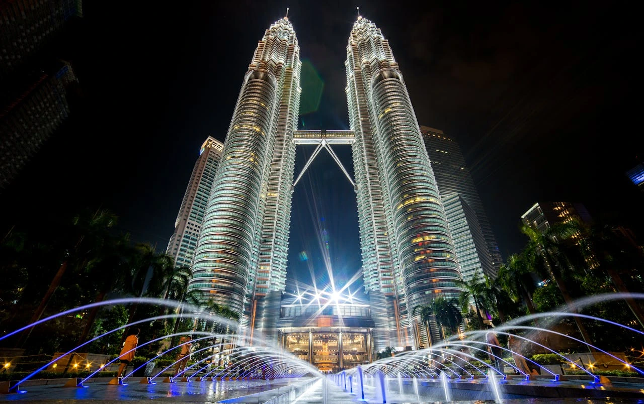 kobi education-beasiswa akhir tahun malaysia-gambar salah satu bangunan terbaik di malaysia pada tengah malam hari