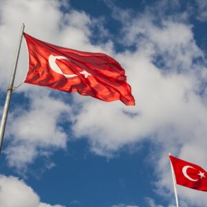 kobi education-beasiswa akhir tahun turki-gambar dua bendera turki yang berkibar di langit yang sedang berawan