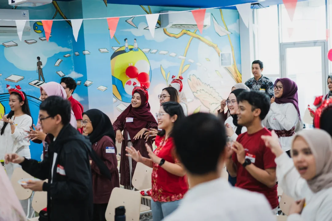 kobi education-town hall kobi-gambar para karyawan kobi sedang meriahkan acara