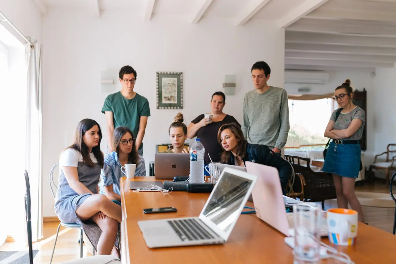 kobi education-daftar pekerjaan dengan permintaan tertinggi di australia-gambar berbagai karyawan sedang mengecek hasil pekerjaan mereka via laptop