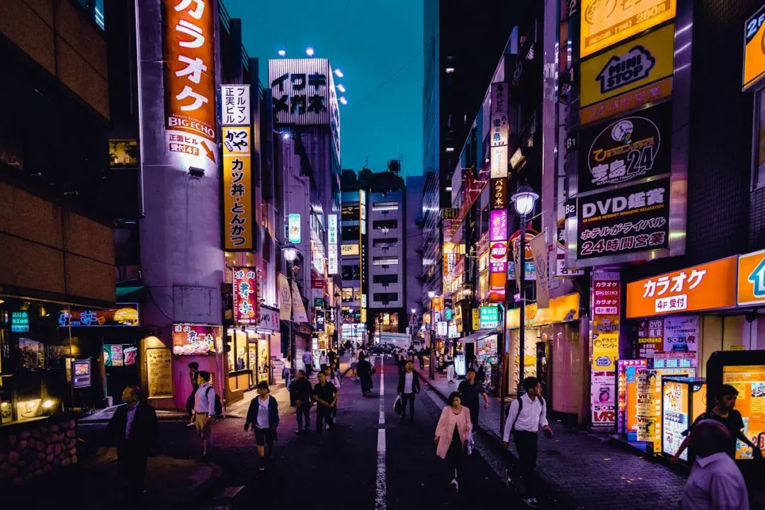 kobi education-peluang kerja di jepang-gambar pemandangan keramaian di salah satu kota jepang pada sore hari