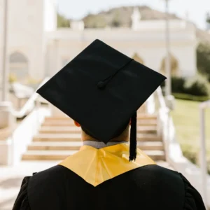 kobi education-proses seleksi schwarzman scholarship-gambar wisudawan schwarzman sedang menuju ke lokasi wisuda