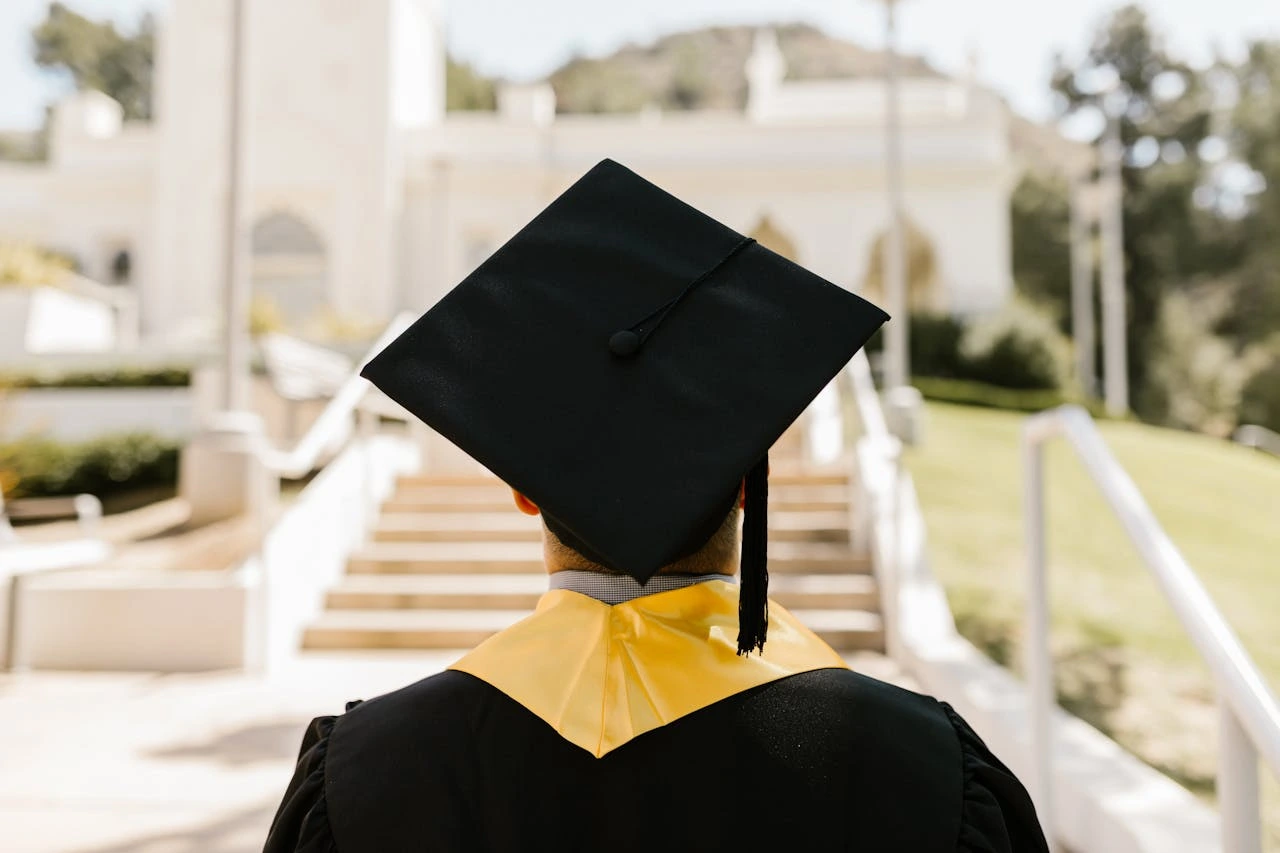 kobi education-proses seleksi schwarzman scholarship-gambar wisudawan schwarzman sedang menuju ke lokasi wisuda