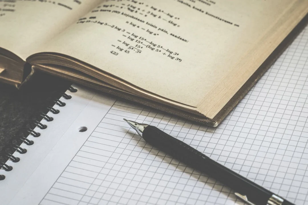 kobi education-rekomendasi les sat online-gambar buku yang tertera di atas meja beserta kertas putih dan pensil didekatnya