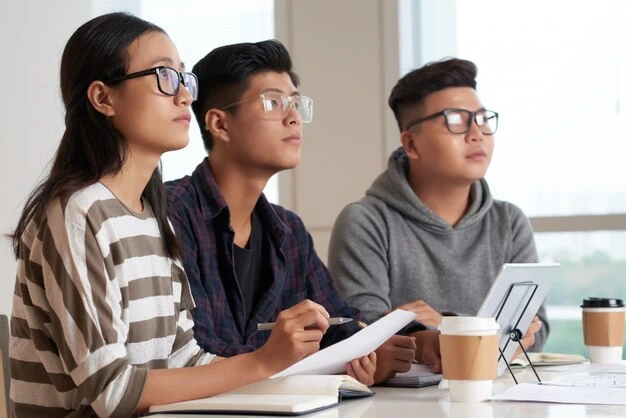 kobi education-beasiswa taiwan-gambar tiga orang sedang melihat papn tulis dengan serius