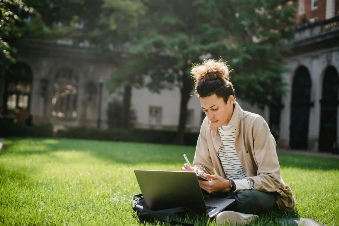 kobi education-tips memilih universitas buat beasiswa stipendium hungaricum-gambar mahasiswi dari negara hungaria sedang mengerjakan projek via laptopnya di taman kampus