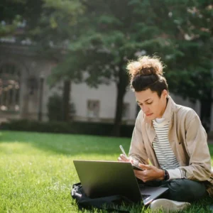 kobi education-tips memilih universitas buat beasiswa stipendium hungaricum-gambar mahasiswi dari negara hungaria sedang mengerjakan projek via laptopnya di taman kampus
