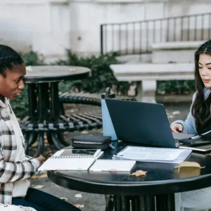 kobi education-alternatif beasiswa stipendium-gambar dua orang dari negara asing sedang mempersiapkan berkas untuk alternatif beasiswa lainnya