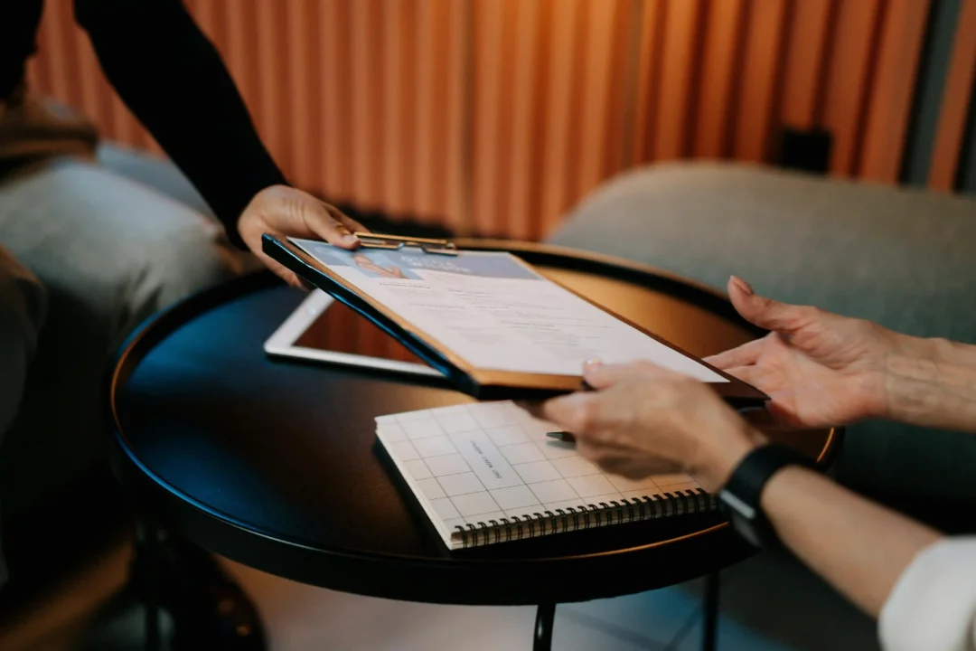 kobi education-strategi persiapan interview beasiswa-gambar tangan orang turki sedang memberikan formulir pendaftaran universitas ke tangan siswa indonesia
