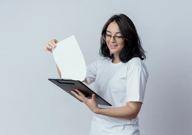 kobi education-berkas stipendium-gambar wanita sedang membaca suatu kertas clipboard yang penting