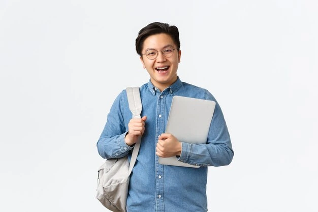 kobi education-beasiswa parsial turki-gambar pria sedang tersenyum karna ia akan study abroad