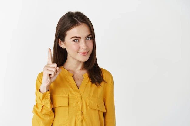 kobi education-berkas stipendium-gambar wanita yang menggunakan baju kuning sedang menunjuk jari