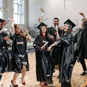 kobi education-beasiswa s2 luar negeri fully funded tanpa toefl-gambar para wisudawan yang sedang bergembira bersama di tengah lapangan bola basket kampus