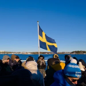 kobi education-beasiswa s2 swedia-gambar bendera swedia yang berkibar di tengah laut yang luas