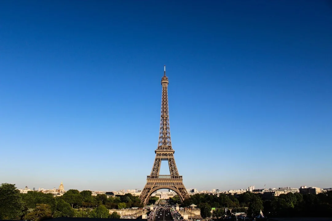 kobi education-beasiswa awal tahun prancis-gambar penampilan menara eiffel dari jarak yang cukup jauh
