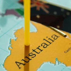 kobi education-beasiswa luar negeri dari universitas ternama di australia-gambar peta benua australia yang sedang di cantumkan bendera mereka