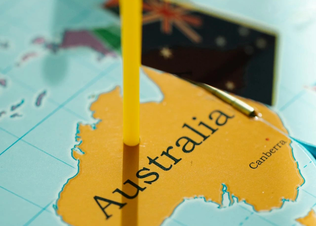 kobi education-beasiswa luar negeri dari universitas ternama di australia-gambar peta benua australia yang sedang di cantumkan bendera mereka