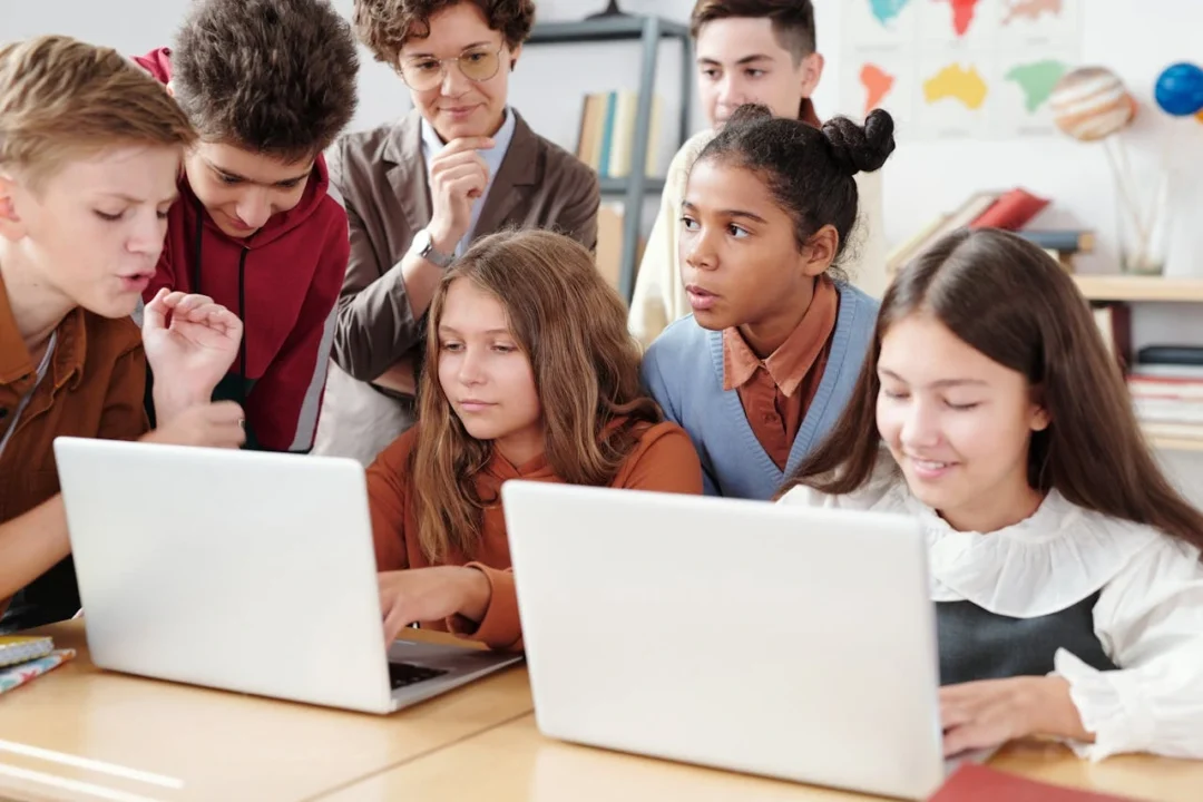 kobi education-beasiswa untuk sma kelas 10 2026-gambar berbagai siswa sedang mencari info melalui laptop berwarna putih di ruang kelas yang sedang cerah