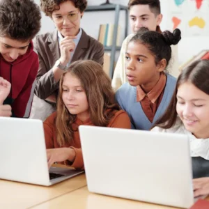 kobi education-beasiswa untuk sma kelas 10 2026-gambar berbagai siswa sedang mencari info melalui laptop berwarna putih di ruang kelas yang sedang cerah