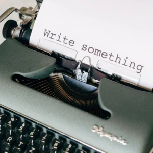 kobi education-esai beasiswa hashiya-gambar mesin ketik yang sedang melakukan pekerjaannya di selembar kertas putih