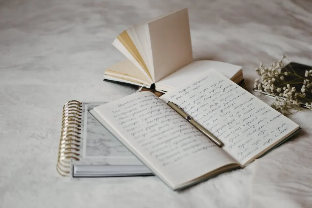 kobi education-kesalahan essay lpdp-gambar buku tulisa yang terbuka yang dimana menunjukkan essay singkat didalamnya