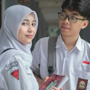 kobi education-program pertukaran pelajar sma ke eropa-gambar dua siswa sma sedang diskusi mengenai tugas sekolah mereka