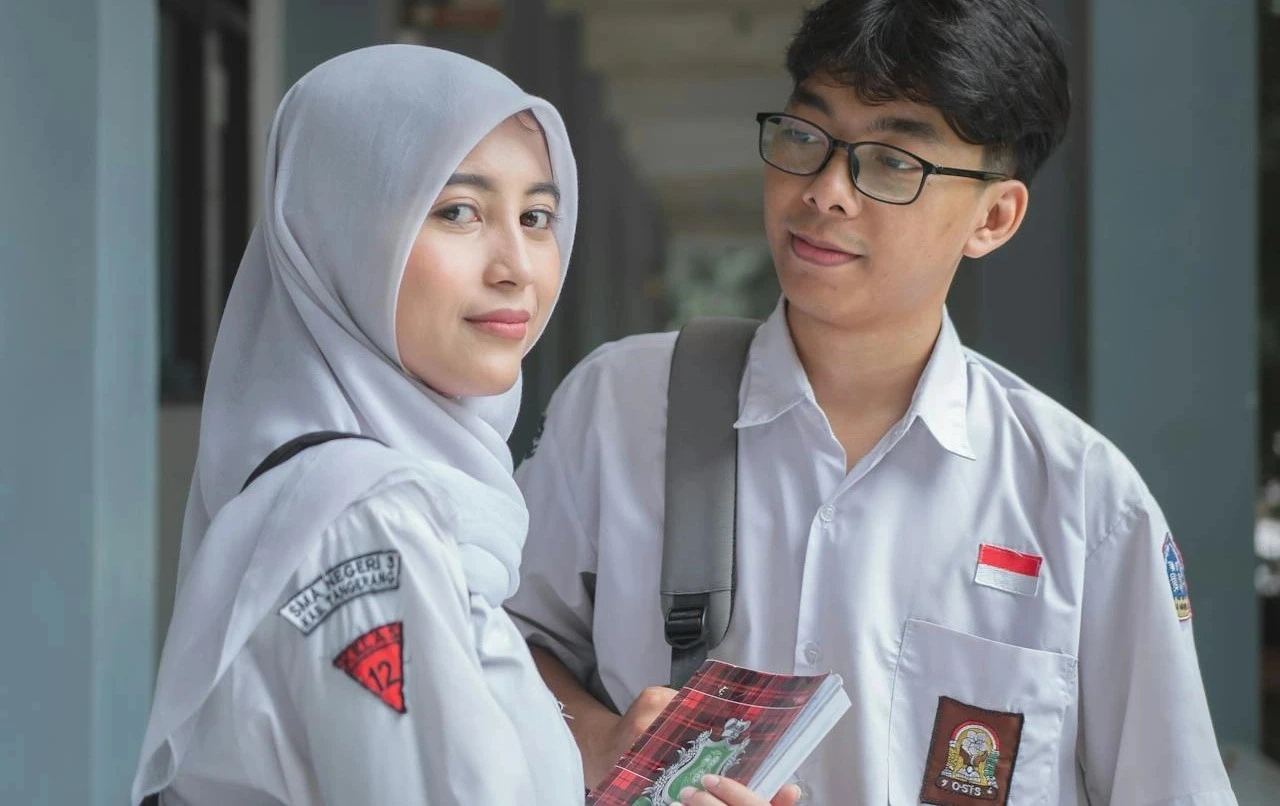 kobi education-program pertukaran pelajar sma ke eropa-gambar dua siswa sma sedang diskusi mengenai tugas sekolah mereka