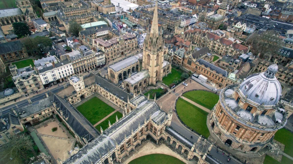 kobi education-kampus luar negeri dengan jurusan stem terbaik-gambar universitas oxford untuk artikel stem