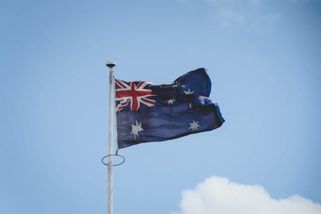 kobi education-beasiswa australia tanpa harus kembali ke indonesia-gambar bendera australia yang sedang berkibar di tengah cuaca yang cukup cerah