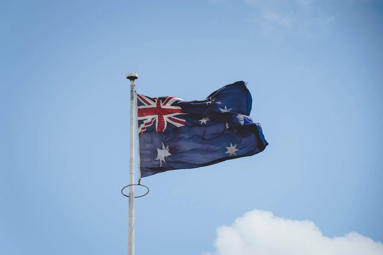 kobi education-beasiswa australia tanpa harus kembali ke indonesia-gambar bendera australia yang sedang berkibar di tengah cuaca yang cukup cerah