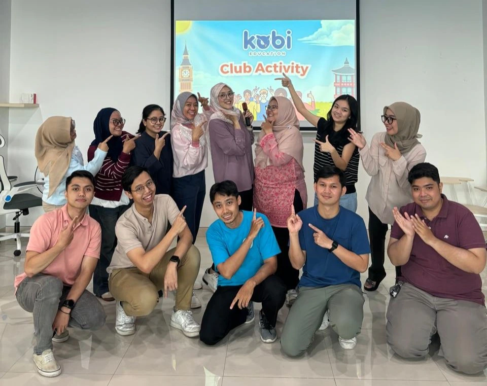kobi education-english club activity kobi-gambar berbagai alumni kobi sedang berkumpul untuk acara kedua aktivitas kobi